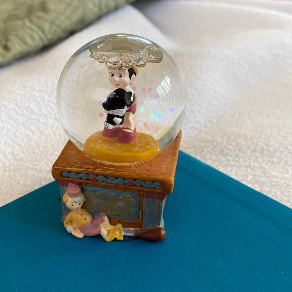 DISNEY PINOCCHIO AND FÍGARO SNOW GLOBE